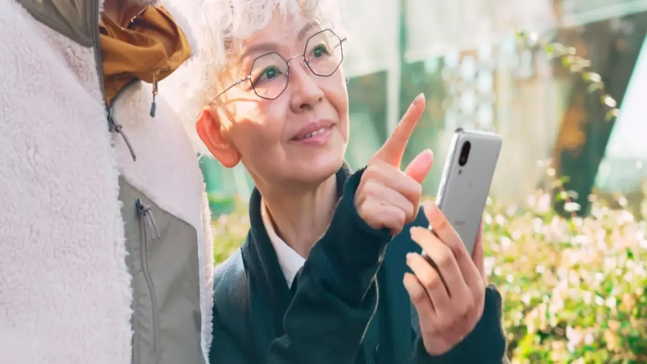 Sharp пусна специален смартфон за възрастни хора: Телефонът може да се мие!